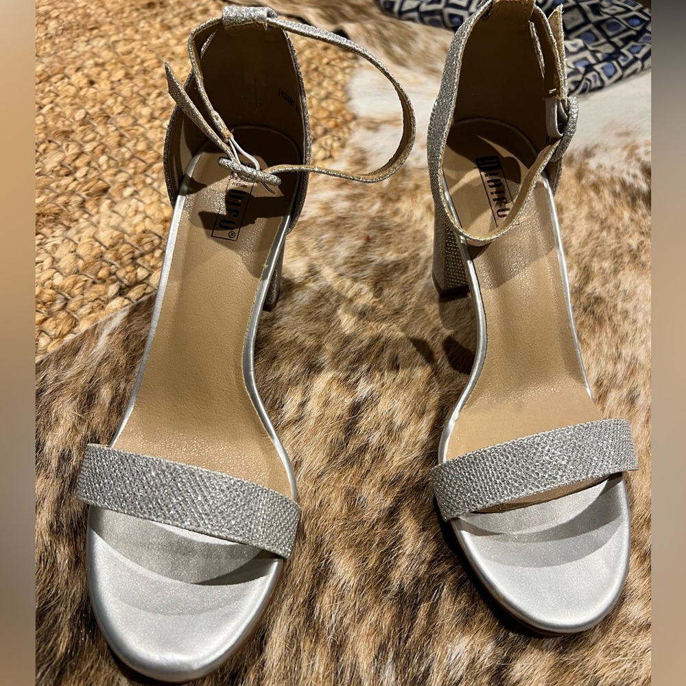 NWOB IDIFU Shimmering Silver Heels l 8.5